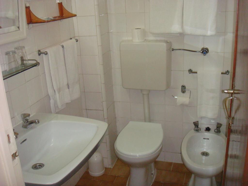 Pensao Residencial Luanda Hotel Tomar Szoba fotó